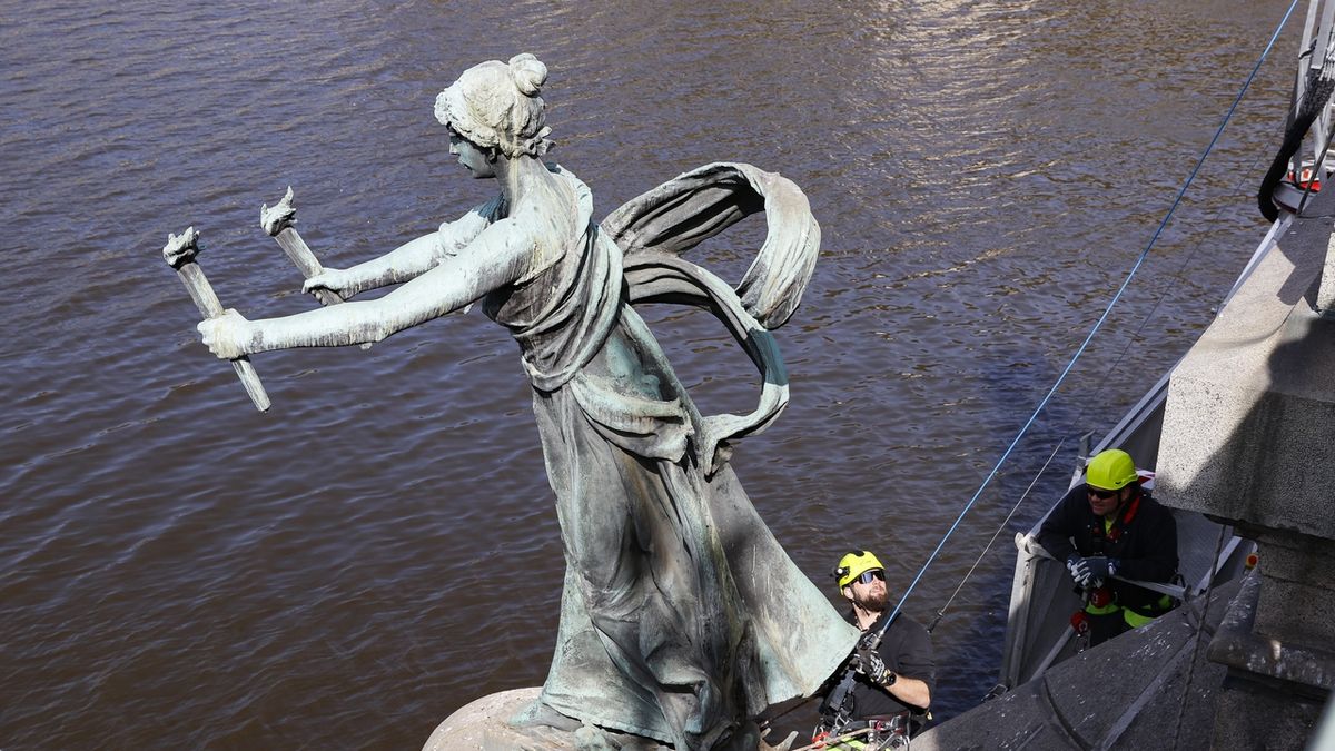 FOTO: Chrliče vody a plynové hořáky. Praha zkoumá sochy na Čechově mostě